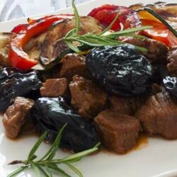 Самое вкусное жаркое из говядины со сливами