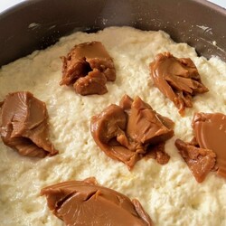 Утопите банку сгущенки в тесте, что бы легко, без замеса получить вкуснятину к чаю