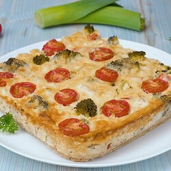 Испечь пирог без муки? Легко! Грандиозное блюдо с курицей и овощами на корже из цветной капусты.