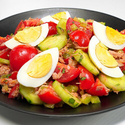 Открываем банку консервов из тунца и за 5 минут получаем сытный салат. Обходимся без плиты и грязных сковородок