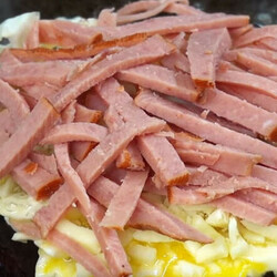 Натерли колбасу в яичницу, а потом положили на хлеб - Steak Lovers - медиаплатформа МирТесен