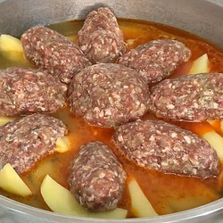 Взяли обычные котлеты, но не просто их жарим, а готовим поверх рагу. Стало как в ресторане