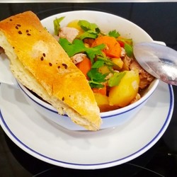 Мясо с овощами в горшочке под хлебной крышкой