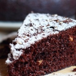 Постная шоколадная коврижка: простой вариант медовой выпечки