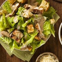 10 классных салатов с сухариками