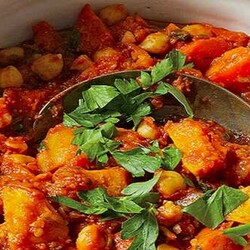 Тушеный горох с овощами