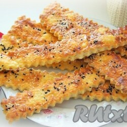 Сырные палочки из слоеного теста - 9 пошаговых фото в рецепте