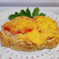Стейк из цветной капусты с курицей, помидором и сыром