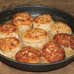 Котлетки просто класс. Сочные, сытные, да ещё и с подливой