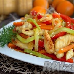 Тёплый салат с куриной грудкой и овощами