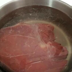 Повар из ресторана рассказал, для чего нужно замачивать мясо в холодной воде с сахаром и солью - Вкусные рецепты - медиаплатформа МирТесен