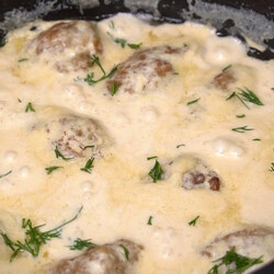 Котлеты в сырной подливе каждый день: один раз сделали, а потом просто меняем гарниры