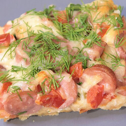 Заливаем яйцами багет и ставим в духовку. Были ингредиенты для яичницы, а получился пирог