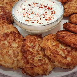 Добавляем в фарш йогурт, и котлеты получаются сочными даже без лука и хлеба