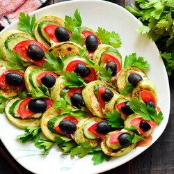 «Павлиний хвост» – вкуснейший и красивый салат из жареных кабачков (а делается элементарно) - БУДЕТ ВКУСНО! - медиаплатформа МирТесен