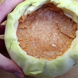 Блюдо на всю семью внутри целой капусты: добавляем внутрь фарш и тушим в соусе