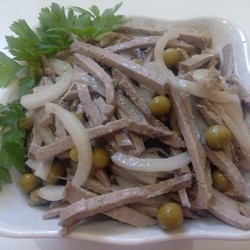 Салат из печени с зеленым горошком и маринованным луком. Вкусный рецепт без майонеза