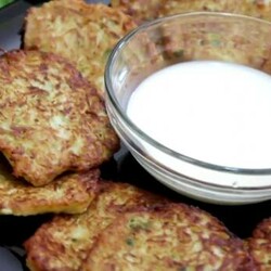 Оладьи из кабачков с зеленью и чесноком - БУДЕТ ВКУСНО! - медиаплатформа МирТесен