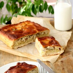 Пирог с тёртым картофелем и рыбой