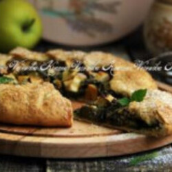 Пирог с яблоками и щавелем