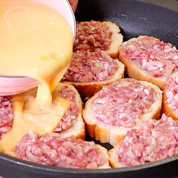 Кладем фарш на обычный хлеб и получаем сочный мясной пирог без хлопот с тестом