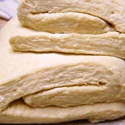 Ленивое слоеное тесто на кефире: идеально для слоек и пирожков