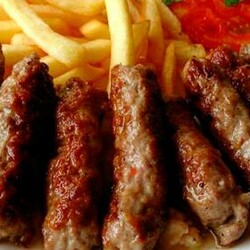 Чевапчичи — колбаски из фарша на сковороде