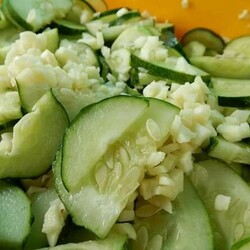 Новый салат из свежих огурцов. Набирает популярность в Интернете не по дням, а по часам - Вкусные рецепты - медиаплатформа МирТесен
