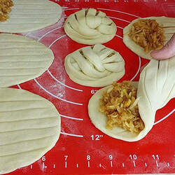 Яблочные плетенки получаются как из пекарни и делаются почти без затрат. Всего 2 яблока для начинки