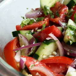 Аппетитный салат из помидоров с медовым луком - Вкусные рецепты - медиаплатформа МирТесен