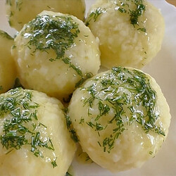 Превращаем вареную картошку в сочные фрикадельки. Достаточно добавить яйцо и немного крахмала