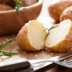 Когда варю картофель в мундире, делаю надрезы на кожуре и добавляю три ингредиента: очень вкусно и за секунды можно очистить