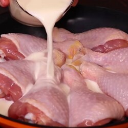 Заливаю курицу молоком и накрываю крышкой. Дети будут просить готовить каждый день