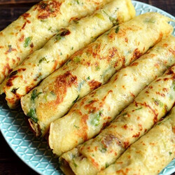 Добавляем начинку из фарша прямо в тесто для блинов. По виду простые, но получилось сытнее вдвое