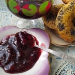 Вишнёво-клубничное варенье на сковороде