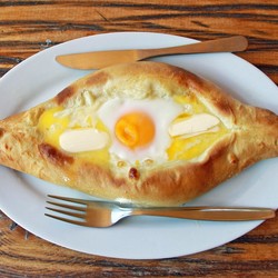 Хачапури по аджарски с сыром — хорошая идея для ужина