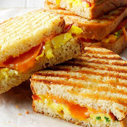 Бутербродов хватает на целый день: кладем на хлеб бекон, курицу и консервы - Steak Lovers - медиаплатформа МирТесен