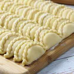 Лепим вареники с двойным вкусом: добавляем разом и картошку, и творог