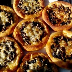 Быстрые слойки с грибами и СЫРОМ. 15 минут в духовке и вкуснятина готова. Вкусно и просто - Вкусные рецепты                                             - 17 февраля                                             - 43511756324 - Медиаплатформа МирТесен