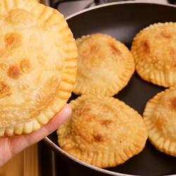 Соединяем муку с сыром и через 10 минут ставим на стол выпечку вкуснее чебуреков