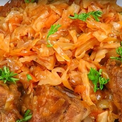 Тушеная капуста с ребрышками «Сытый Ганс»