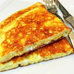 От такого хрустящего завтрака не откажется никто — сырный омлет с хрустящей сырной корочкой - Скатерть-Самобранка - медиаплатформа МирТесен