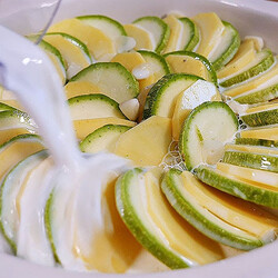 Заливаем кабачки молоком и отправляем в духовку. Запеканка-пирог за 20 минут