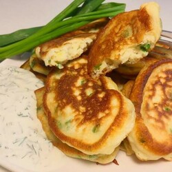 Пышные, аппетитные да еще и с вкуснейшим соусом. Такие оладушки — это нечто - Вкусные рецепты - медиаплатформа МирТесен