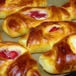 Рецепт нежных и вкусных булочек с творожно-клубничной начинкой - Вкусные рецепты - медиаплатформа МирТесен