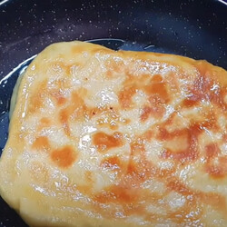 Полкило муки и кипяток: жарим миску воздушных лепешек за 7 минут