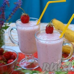 Бананово-клубничный молочный коктейль