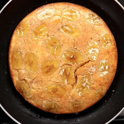 Нарезали на сковороду банан и заливаем тестом: десерт к чаю на замену печеньям - Steak Lovers - медиаплатформа МирТесен