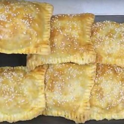 Слоеные пирожки с салатом