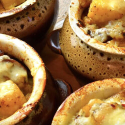 Жаркое делаем сразу в горшочке: картошку и мясо заливаем сметаной - Steak Lovers - медиаплатформа МирТесен